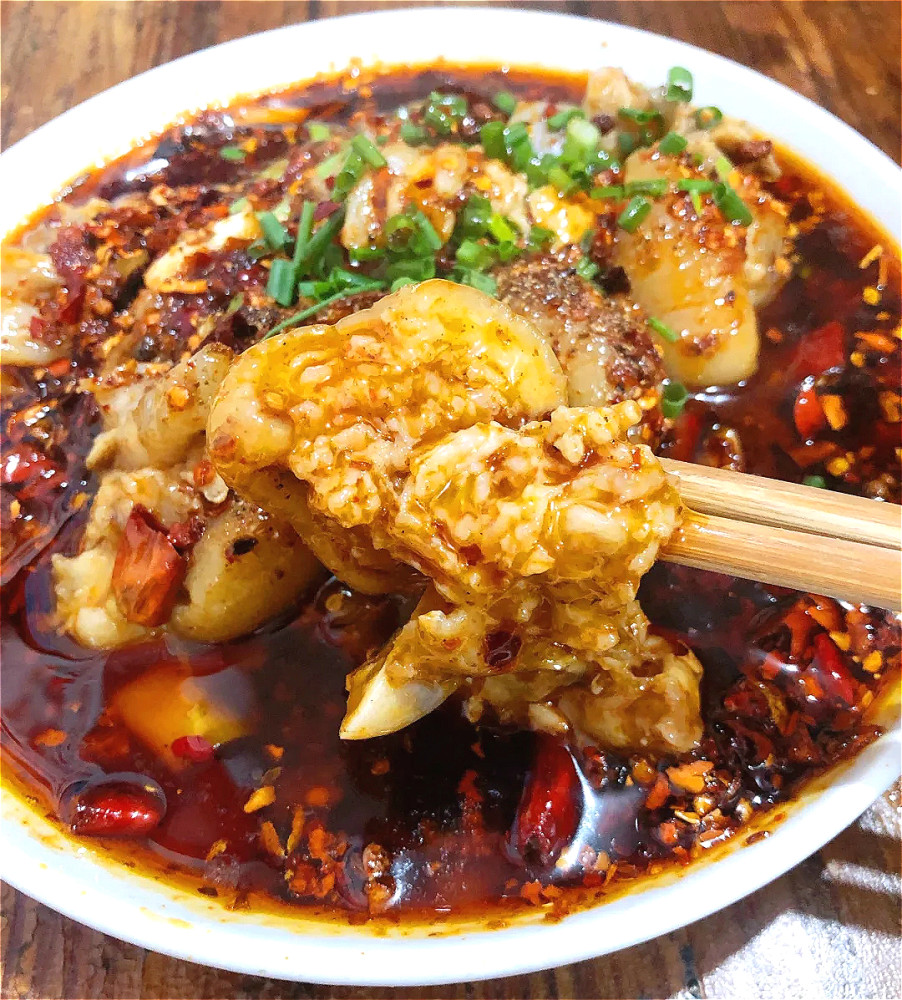 香辣肥润深藏在巷子中的市井美味重庆特色老蹄花馆麻辣蹄花