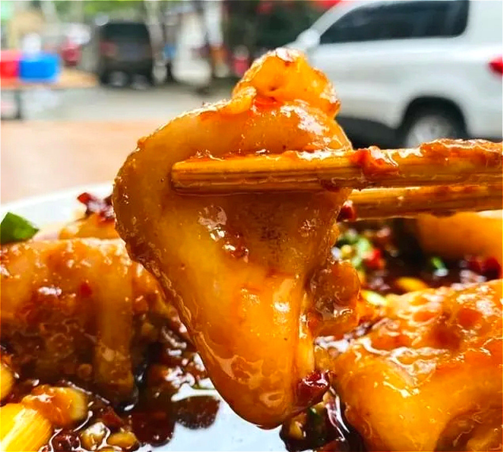 香辣肥润深藏在巷子中的市井美味重庆特色老蹄花馆麻辣蹄花