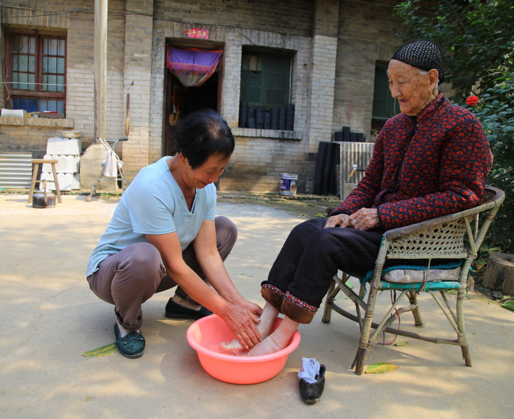 晉南奶奶6歲纏腳長成三寸金蓮今年100歲看她生活是個啥樣子