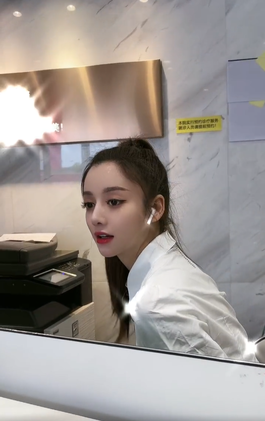 33岁女网红整容成迪丽热巴,未修图与热巴极为相似,整容前照片曝光