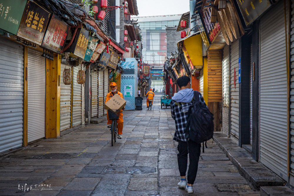 东邻马市街,通起凤桥街,翔凤巷和芙蓉巷,西邻玉环泉街,通省府东街.