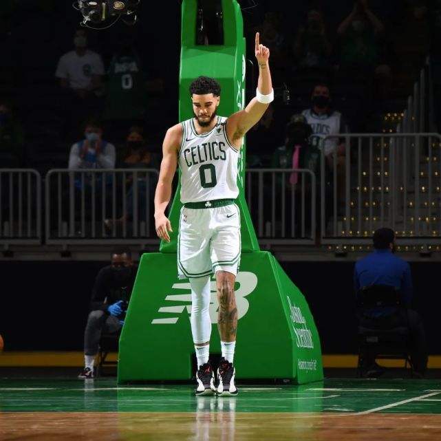 塔图姆是凯尔特人队史自拉里-伯德后,首个拿到50 10板的球员,他也是队