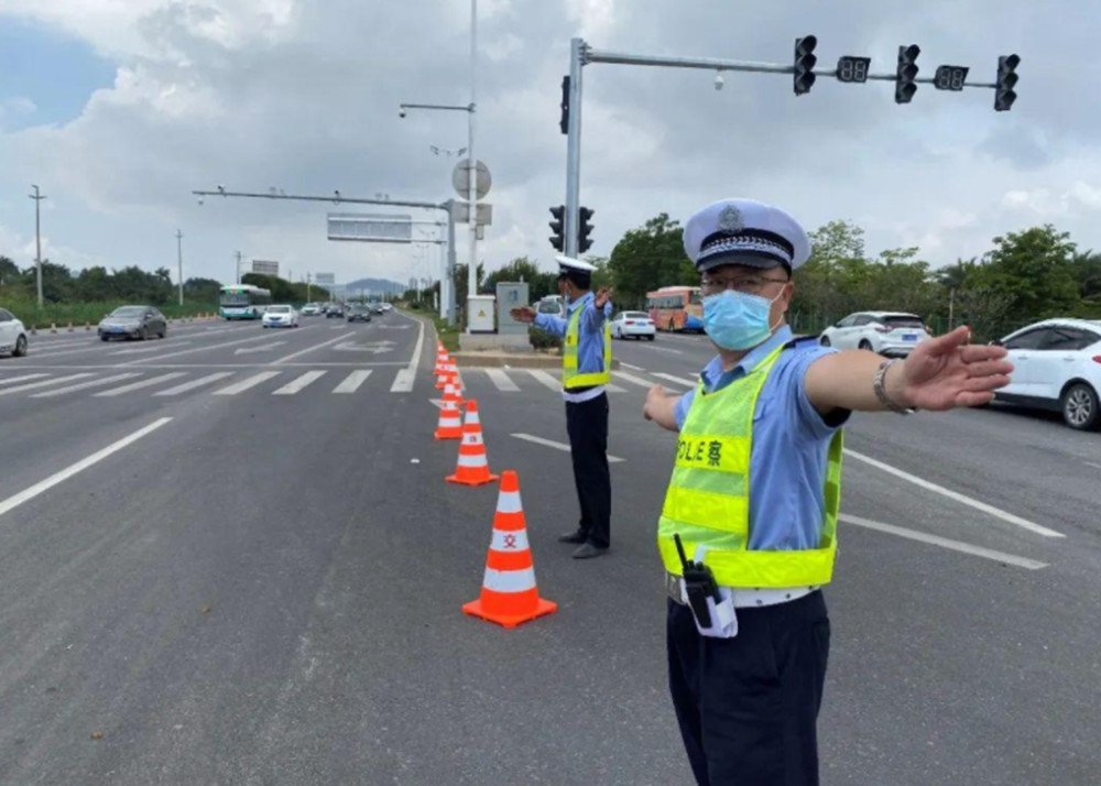 假交警站岗随处可见车主却希望取消不是怕被扣分是害怕
