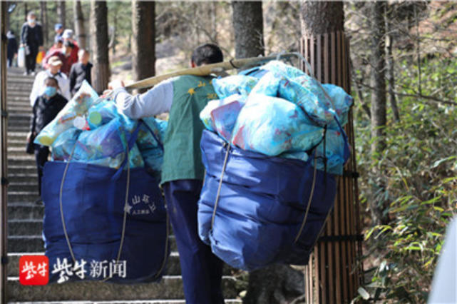 “黄山挑夫了不起”！辛勤挑夫劳动打拼赢得尊重_腾讯新闻