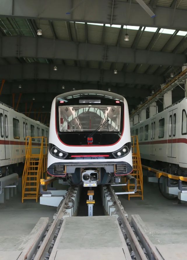 武汉地铁5号线全自动列车展示最强大脑