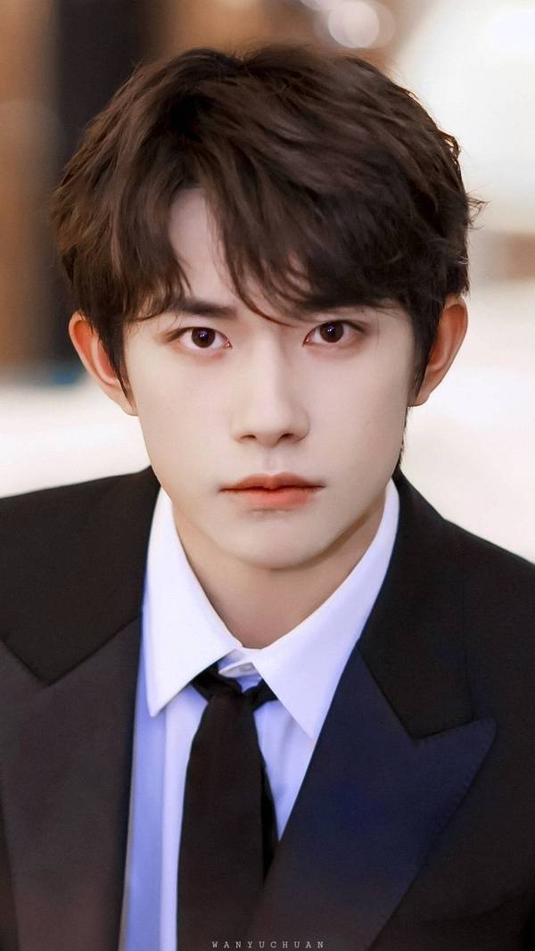 易烊千玺一个平平无奇寸照小王子