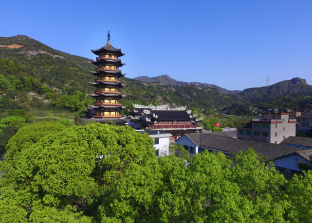 仙岩风景区位于浙江省温州市瓯海区仙岩镇内,大罗山西麓,居温州,瑞安