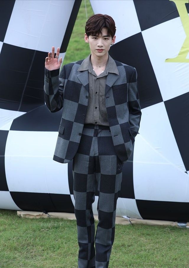 白敬亭身穿黑灰格纹西装挡不住帅气成熟稳重的魅力真招人喜欢