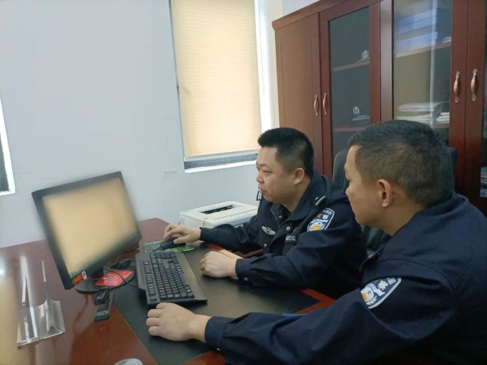 安溪被头上一撮黄毛出卖怪异男子被擒