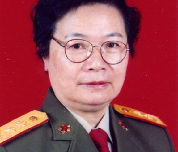 她的父亲是聂荣臻元帅,丈夫是丁衡高上将,至此,他们家成了全球最高