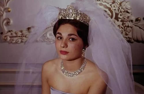 王室被宠成女王,却因身体一缺陷惨遭休弃|巴列维王朝|索拉娅·巴列维