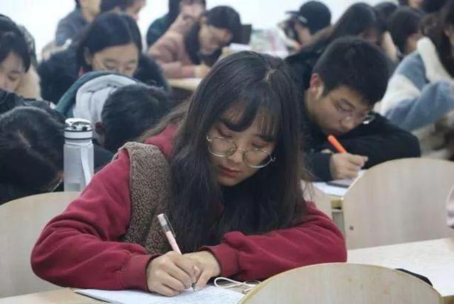 郑大 美女院长 走红 集美貌与才华于一身 网友 关键她才28岁 腾讯新闻