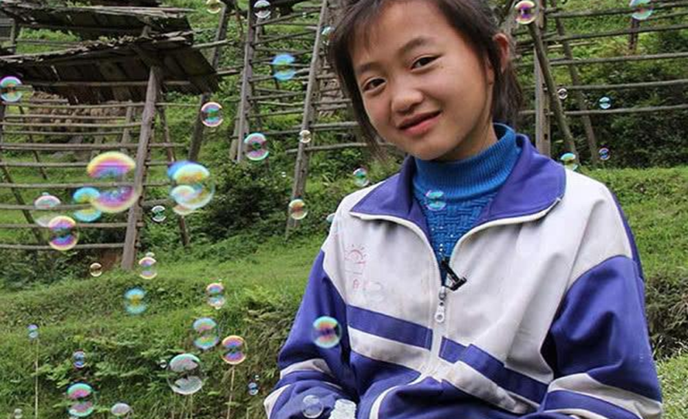 《变形计》神仙妹妹梁小友,辍学成网红养一家人,网友:她变了