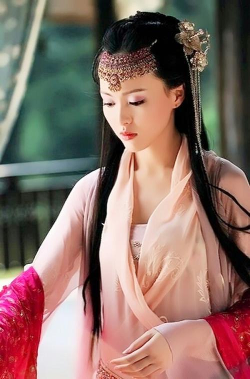 10位女星眉心坠造型,阿娇仙气,杨幂被夸颜值巅峰