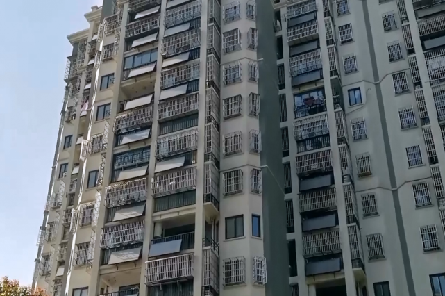 合肥一3岁儿童从11楼坠楼落在3层平台身亡家中未安装防盗窗