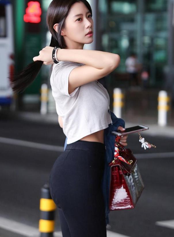 李成敏身材有多好穿上无痕裤后双腿像是开了特效