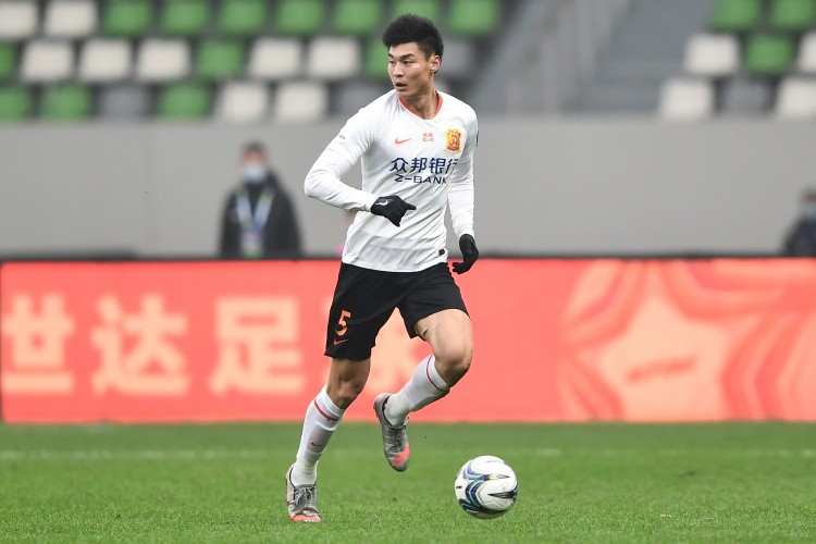 博主:武汉中后卫韩鹏飞租借加盟广州城,身披15号