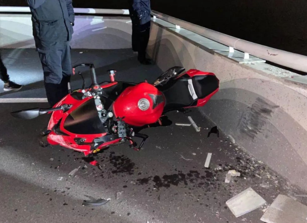 女子试驾朋友摩托车失控跌下10米高空家属要追究在场车友责任