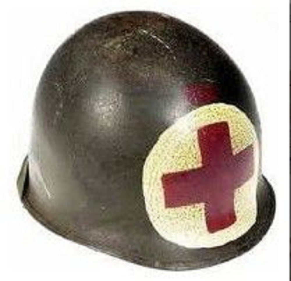 医护兵的头盔实际上,在第一线部队的很多军医和卫生兵都是男性,但他们