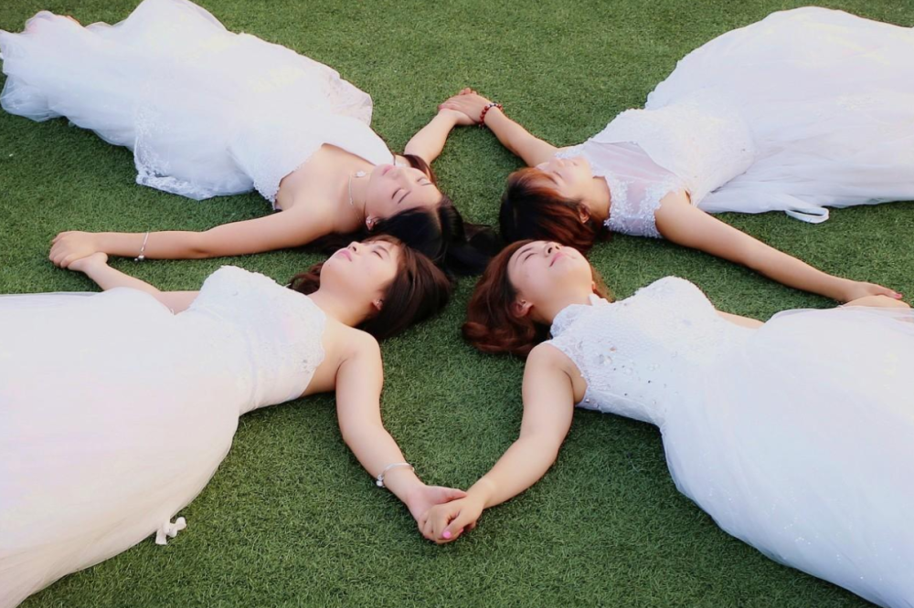 "最幸福的女生"毕业照走红,被捧在手心的宠爱,让无数女生羡慕