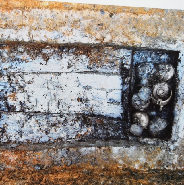 而此前考古挖掘的古墓中,只要含有"青膏泥"的墓都相对比较大型,出土的