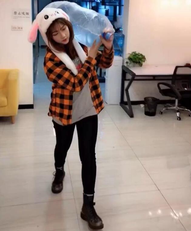 粉丝超2000万钟婷意外暴露大象腿网友怪不得没男朋友