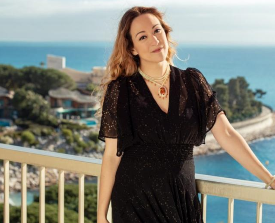 何家文的手上和耳朵上都戴着首饰,这些都是由她本人设计的,非常符合