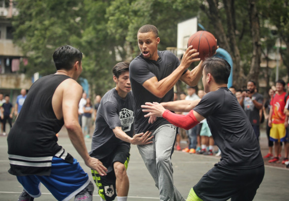 库里、姚明、奥尼尔、格里芬、霍华德，诠释普通人为何打不了NBA