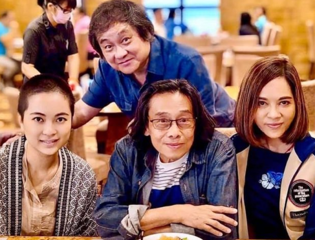 泰迪罗宾罕露面身高仅1米5却气场十足76岁儿女双全生活美满