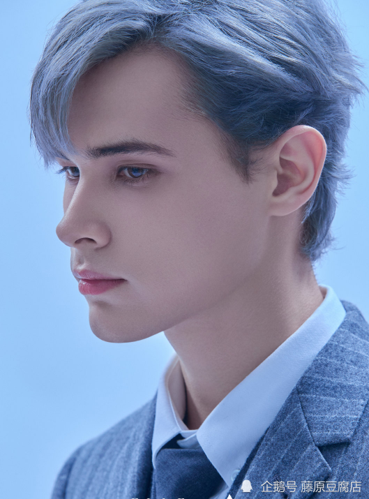 都在讨论利路修新发色谁注意他的鼻头跟下巴不愧是天生爱豆