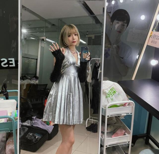 咬米新照片暴露真实颜值,网友:不需要陪玩了