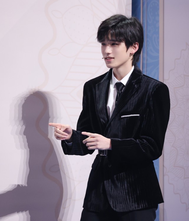 沈腾玩游戏ng宋亚轩被惩罚泼水贾玲机智救场不得罪粉丝