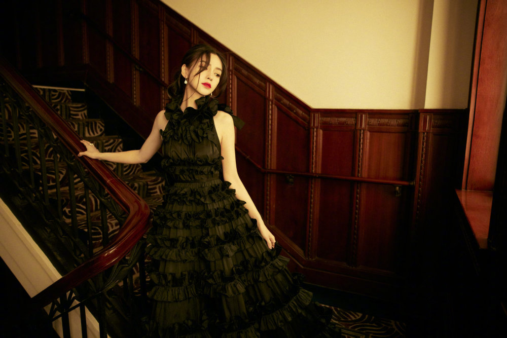 Angelababy黑玫瑰波边裙图片