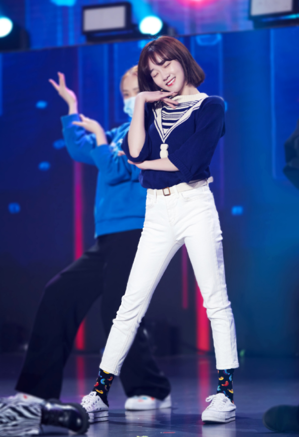 "缠绕鞋"已经过时了,看看李子璇的"链条鞋",虽丑但超显腿长