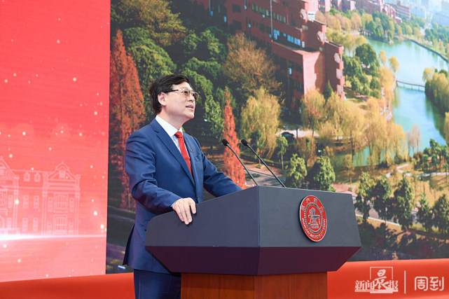 交大125周年校庆日校友杨元庆个人向母校捐赠1个亿建一流绿色水冷高