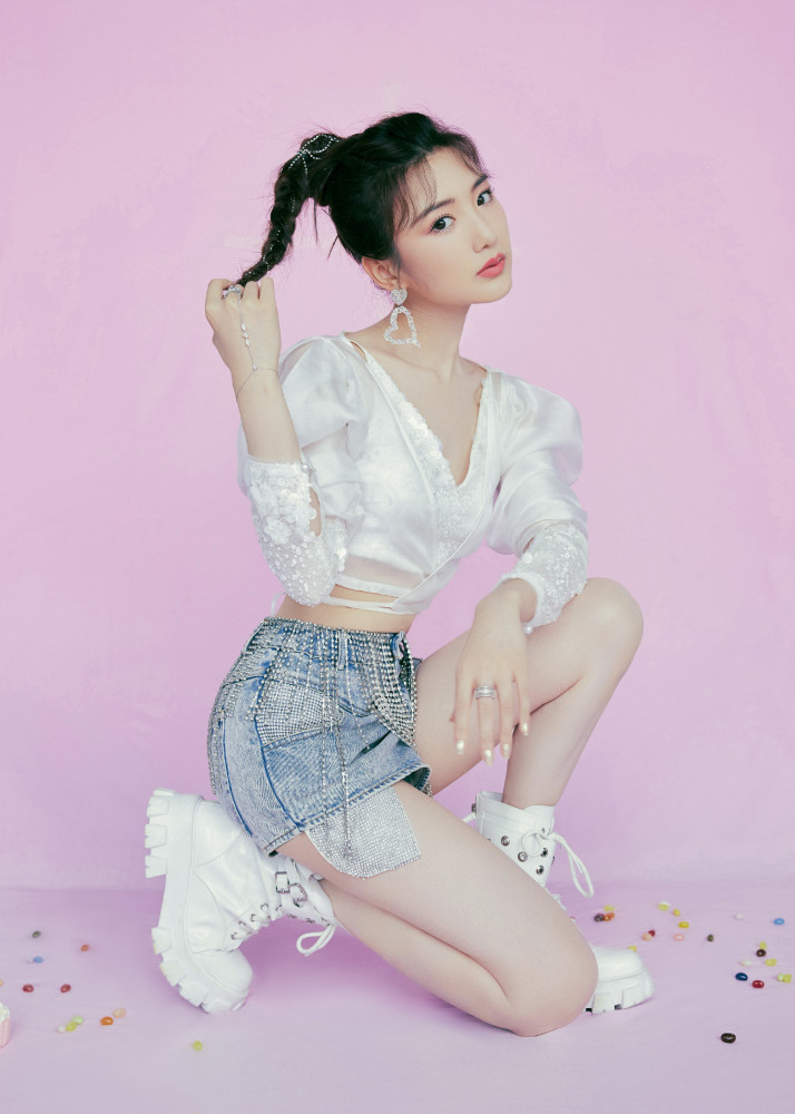 创造营2021三公毛晓彤造型曝光一处小心机秒变蚂蚁腰