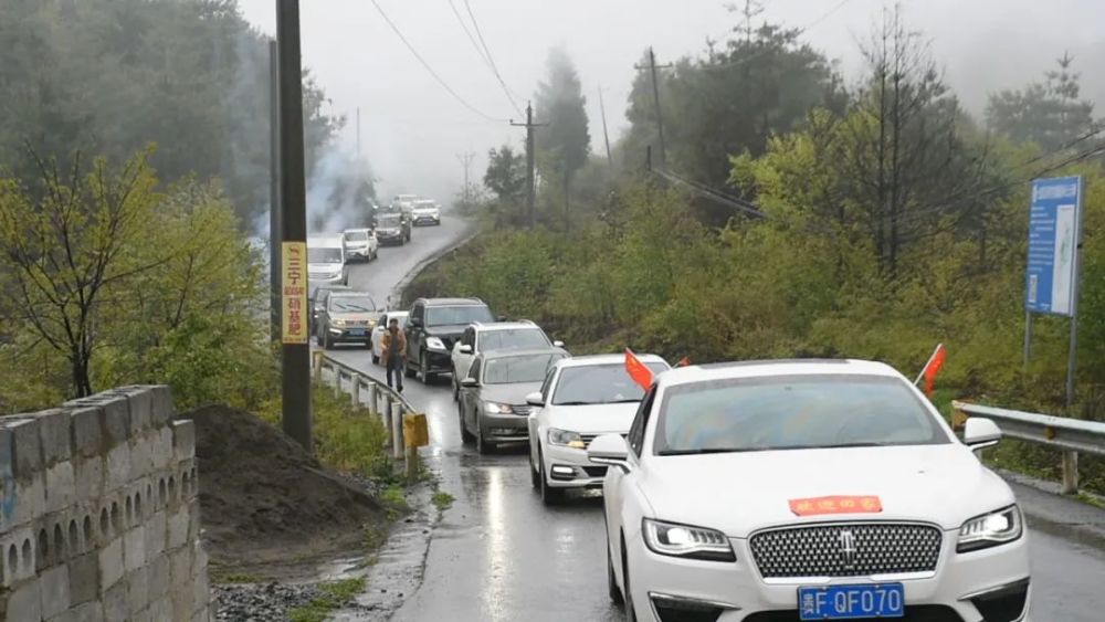 声一列车队驶入村寨人山人海,熙熙攘攘,好不热闹七星关区对坡镇杉寨村