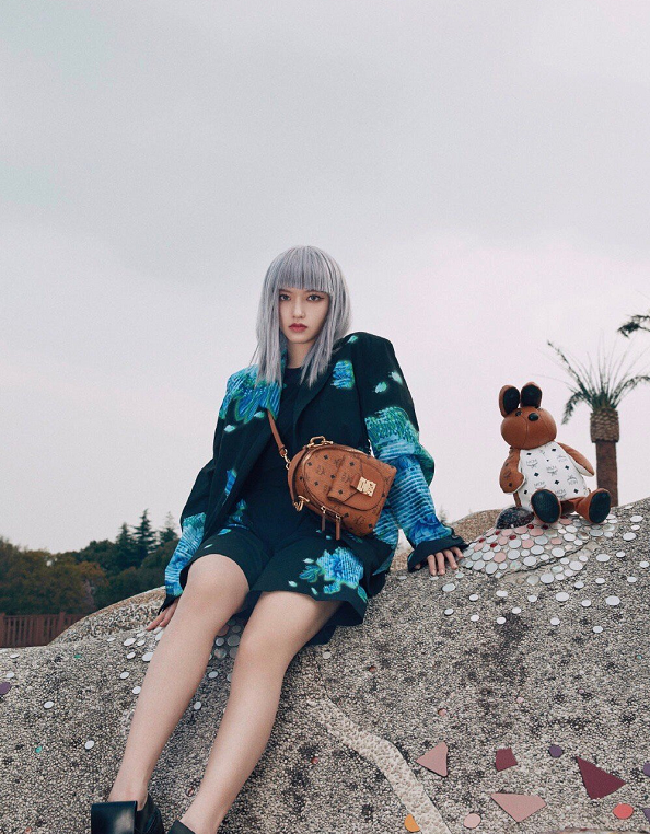 本以为程潇蓝发够好看了,换上银色短发后,不愧是漫画脸