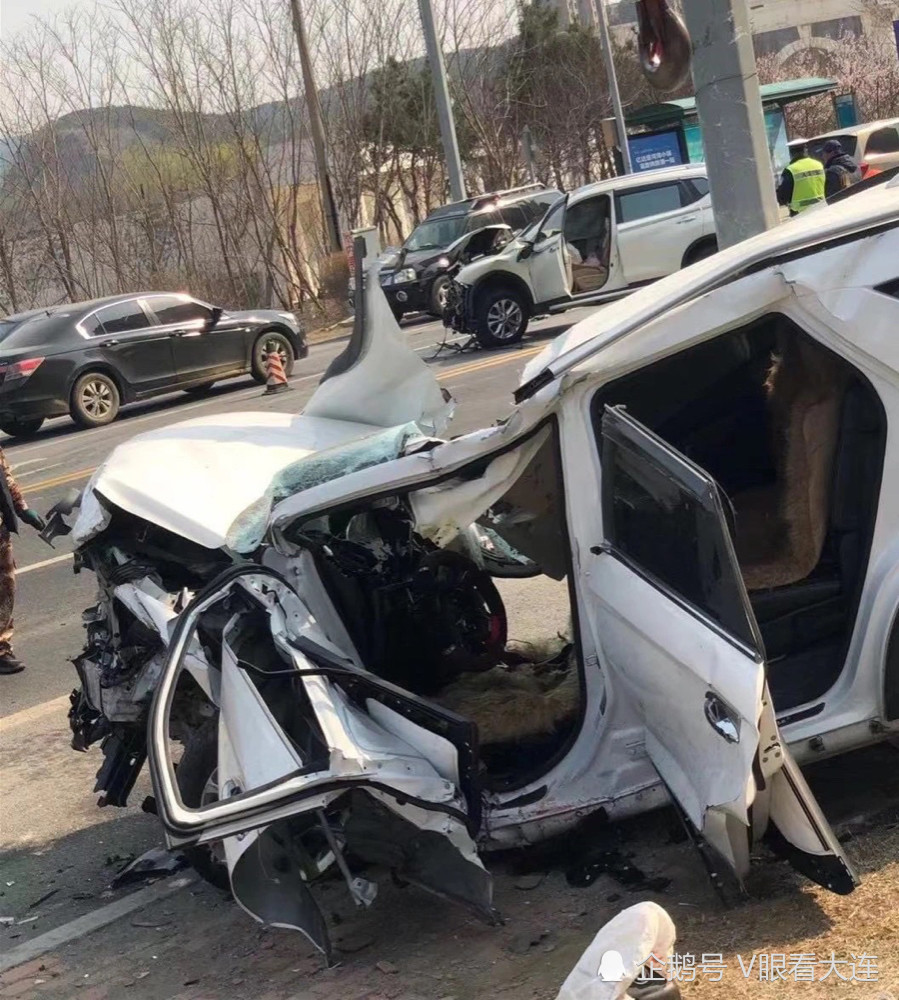 大连突发车祸 两越野车相撞车身几乎"撞烂"!现场曝光_腾讯新闻