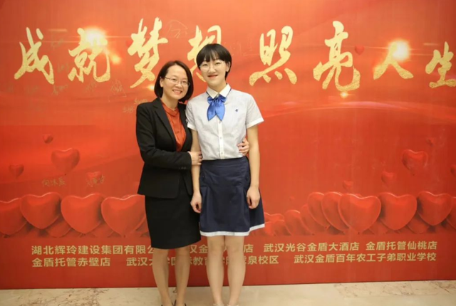 高考状元唐楚玥 神仙卷面 十年难得一见 阅卷老师都不忍扣分 腾讯新闻