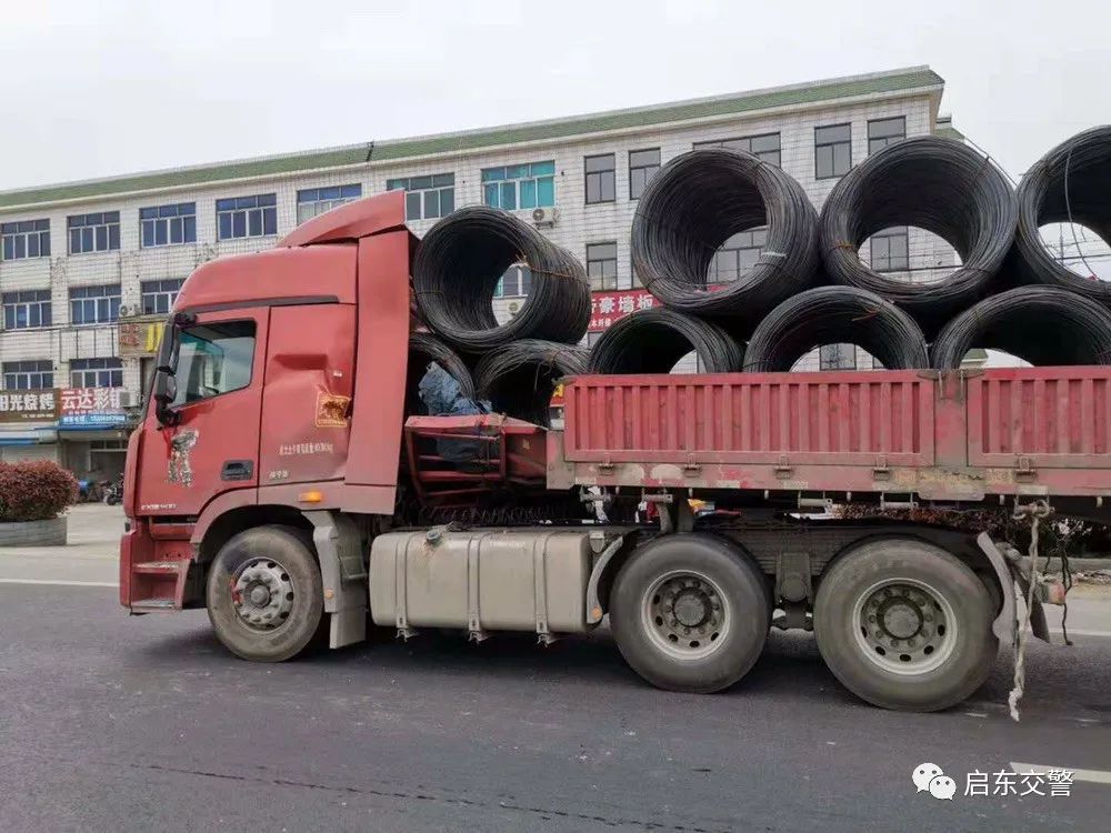 启东一大货车车头严重变形