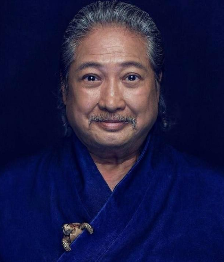 68岁洪金宝拄拐现身看赛马打破去世谣言穿西装秀出苗条身材