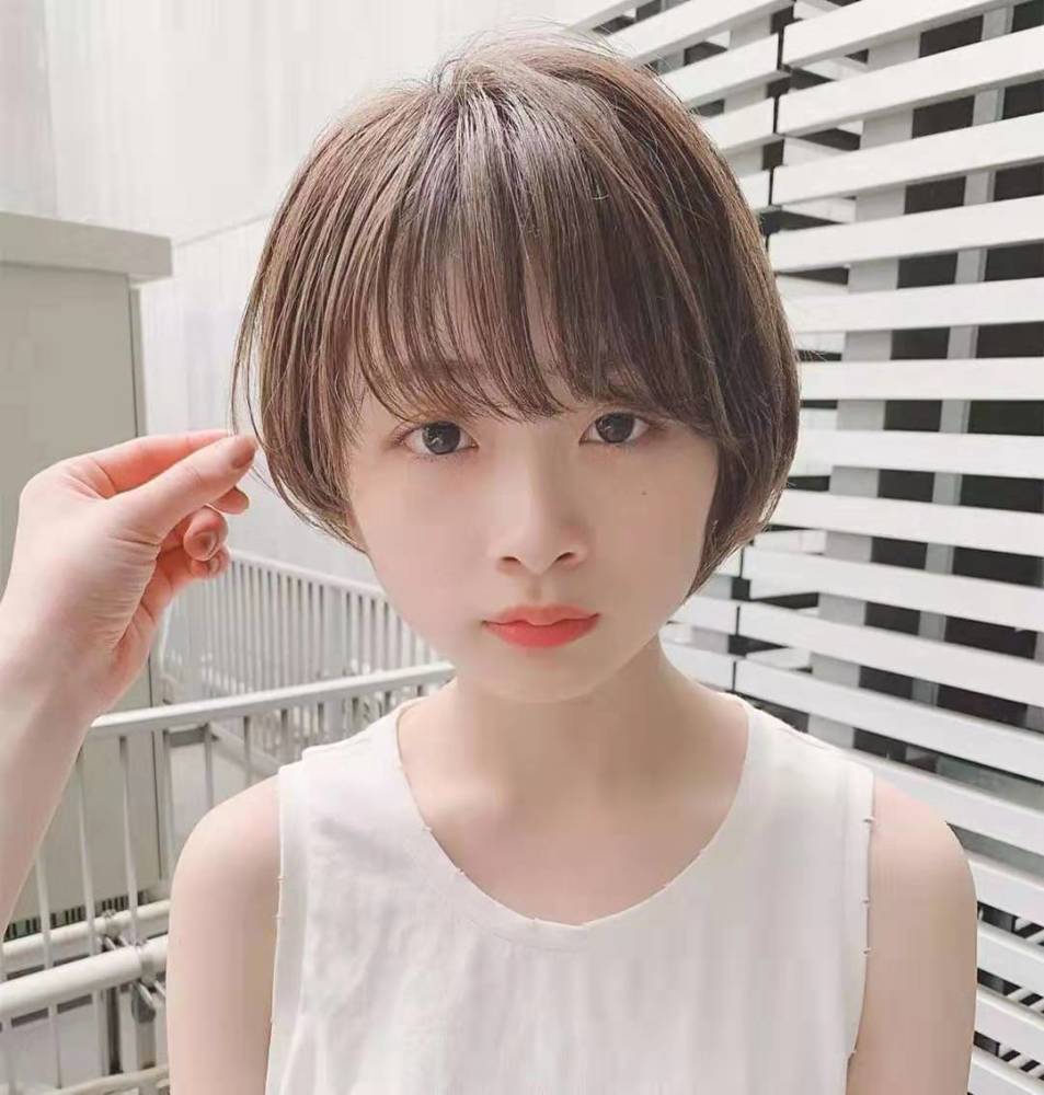 随意自然的短波波,也是一款非常适合圆脸的短发发型.