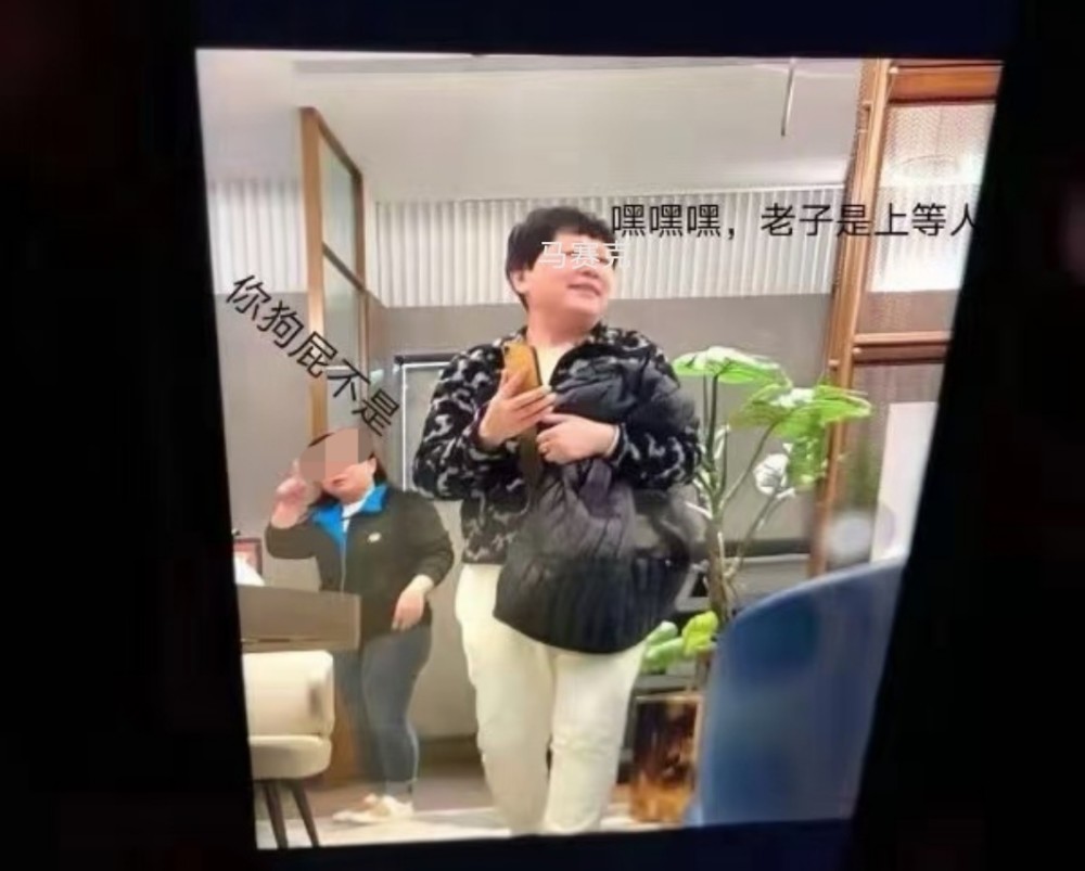 重庆一大妈自称上等人,在必胜客索赔2800元,服务员下跪道歉无果