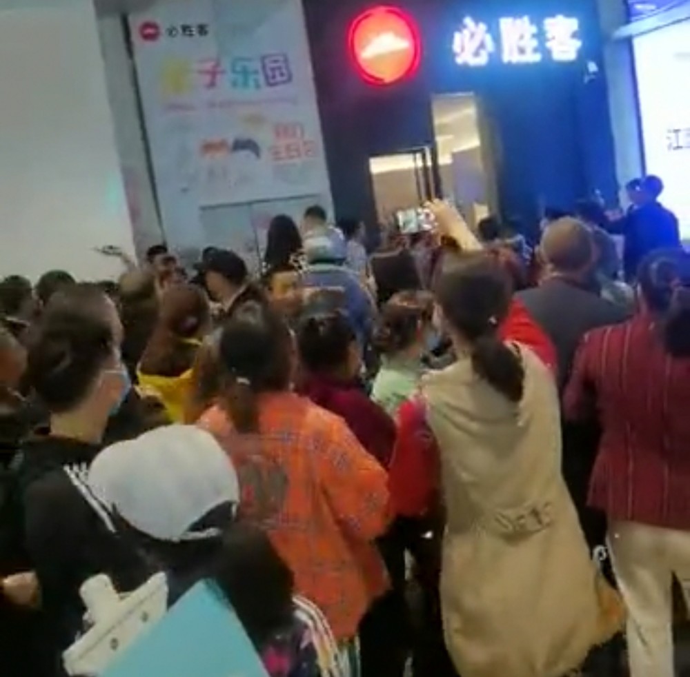 重庆一大妈自称上等人,在必胜客索赔2800元,服务员下跪道歉无果