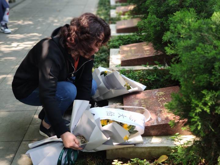 柴连英在陈文杰烈士墓碑前祭扫.江新闻客户端记者 戚祥浩 摄