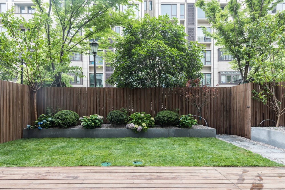 一楼带院子的房子值得买吗看看这些底楼的庭院花园挺让人心动