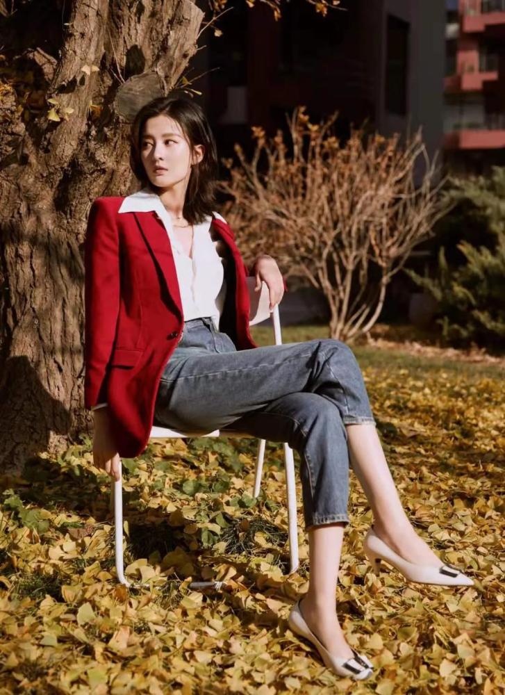 乔欣对颜色协调很好红色西装搭配做旧牛仔裤适合职场女生