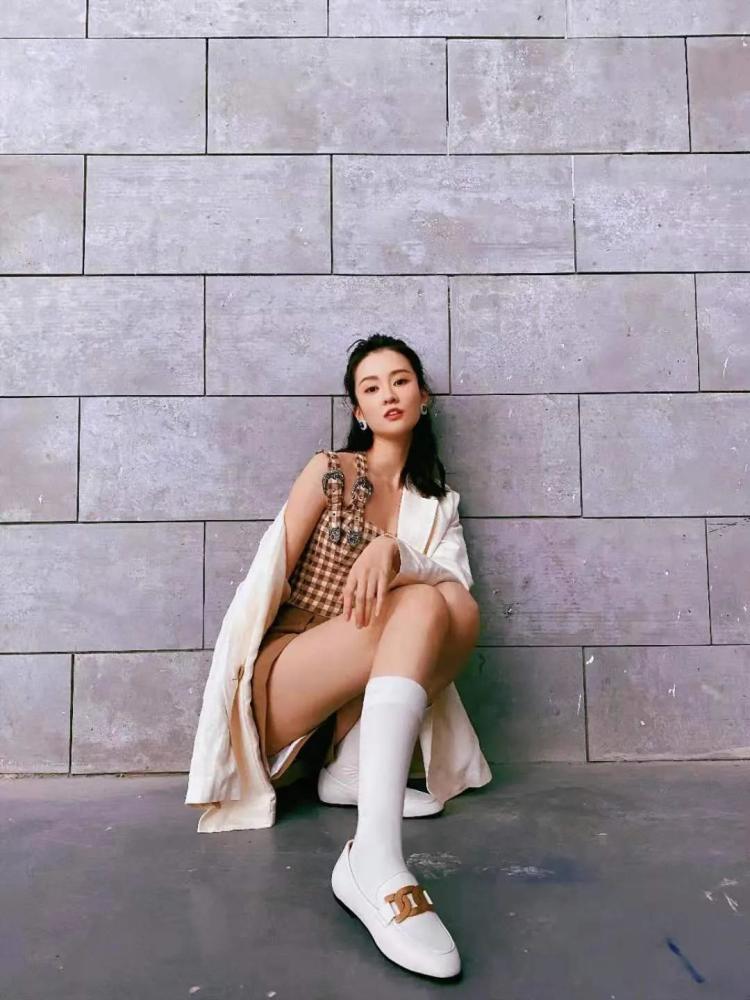 乔欣对颜色协调很好红色西装搭配做旧牛仔裤适合职场女生