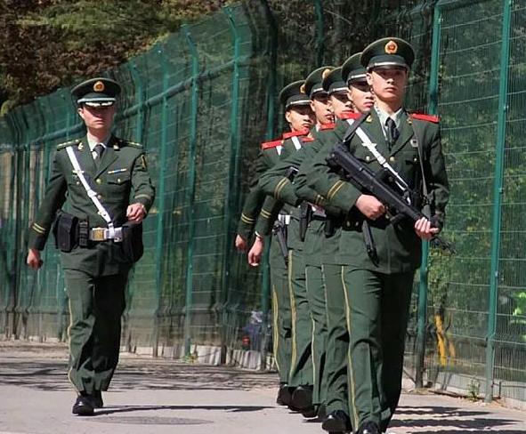 美国大兵在酒吧闹事,在中国不守规矩,解放军:把他们枪全都下了